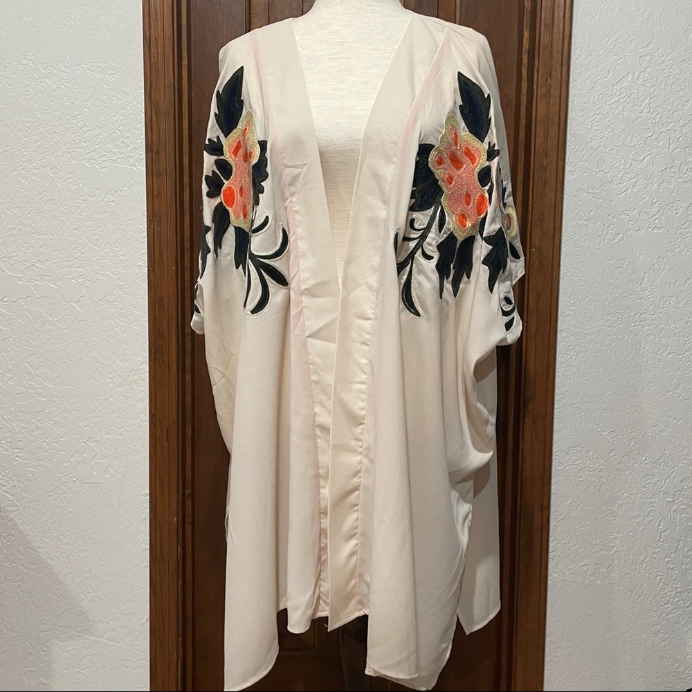 NWOT Gibson Latimer Ivory Embroidered Kimono Style Jacket Sz L (OVERSIZED!)